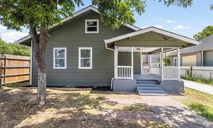 Fort Worth House | Charming Spacious 4-bedroom Craftsman home in Fort Worth, close to everything.
