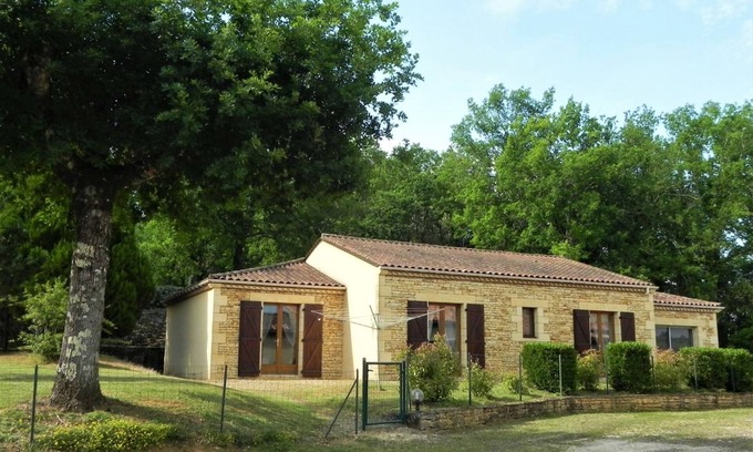 Proissans Cottage | Charming Stone House with Terrace, WiFi, Near Sarlat, Kid-Friendly, Secluded and Quiet