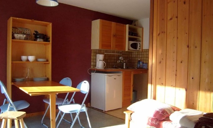 Crest-Voland Apartment | Charming Studio-Cabin for 4, Close to Shops & Chairlift, Parking, Ski Locker, Non-Smoking