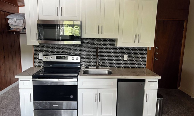 Ocean Shores Condo | Charming studio condo w/a full kitchenette walking distance to beach
