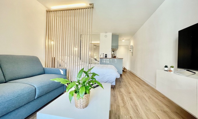Roquebrune-Cap-Martin Condo | Charming studio in a residence with a swimming pool, tastefully decorated and offering all the comfort you need. Ideally located just steps from the Principality of Monaco and right next to a grocery store open 7 days a week.