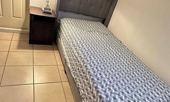 Hollywood Apartment | Charming studio in adorable Hollywood with AC hot water