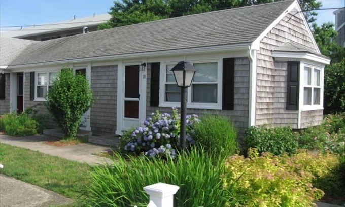 Dennis Port Condo | Charming Studio less than 200 steps to Glendon Beach - 200 Captain Chase Rd #18