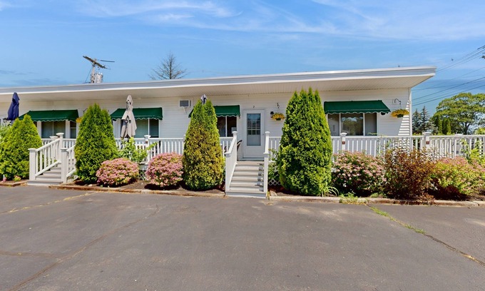 Ogunquit - Wells Apartment | Charming studio w/shared pool & terrace - near beaches & coastal attractions