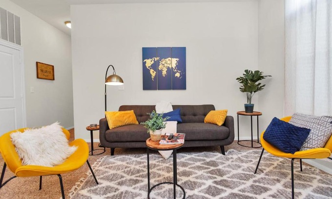Braeswood Place Apartment | Charming Suite With Gym Near NRG Medical Center