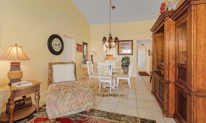 Caloosahatchee Condo | Charming turnkey 2-bedroom condo in Cape Coral waterfront