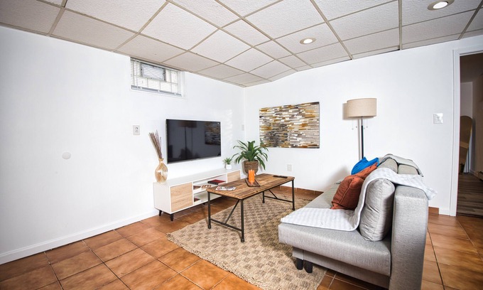 North Bergen Apartment | Charming 1-bedroom apartment with King Size bed near NYC