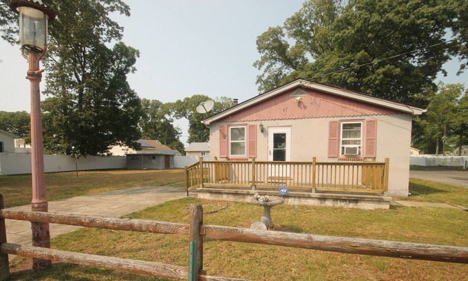 Villas House | Charming vacation rental is nestled just a few blocks away from the Delaware Bay.