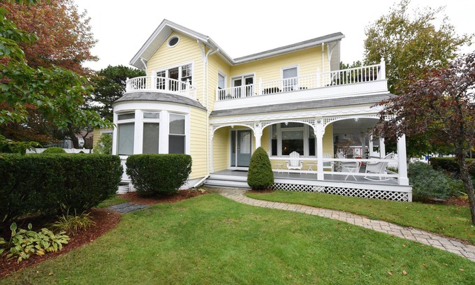 Ocean Park House | Charming Victorian beach house 5 bedrooms. 50 steps to the beach