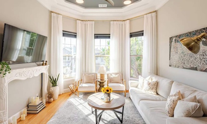 Prescott House | Charming Victorian Retreat 4BD-2BT-1 off street parking.