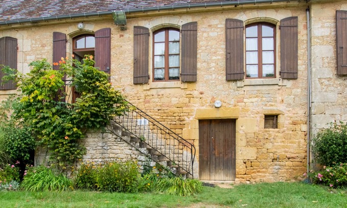 Saint-Cernin-de-lHerm Cottage | Charming Village House with Terrace, WiFi, BBQ, Near Villefranche du Périgord