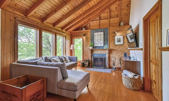 Mont-Tremblant Ski Chalet | Charming waterfront cottage- fully equipped!