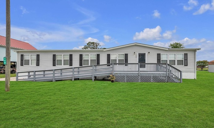 Grandy House | Charming waterfront 3-bedroom house
