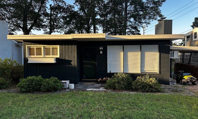 Dutton Cottage | Charming Waterfront 2-bedroom cottage with AC, WiFi and boat parking