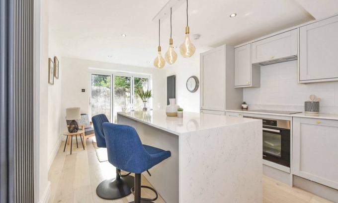 Winchester House | Charming Winchester Retreat