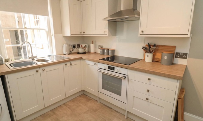 Berwick-upon-Tweed Cottage | CHARTER'S COTTAGE, romantic, with a garden in Berwick-Upon-Tweed