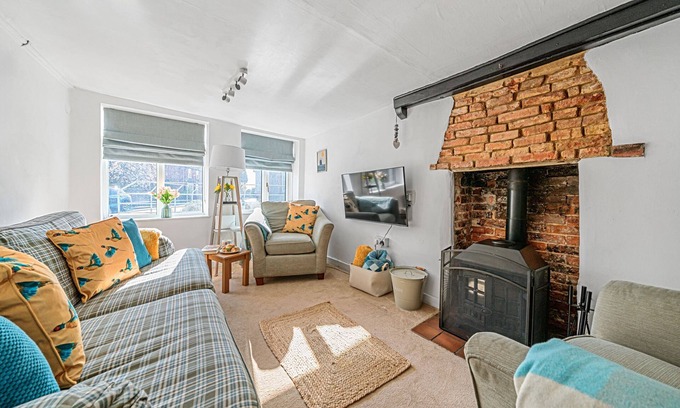 Docking Cottage | Chase Cottage - sleeps 8 guests in 4 bedrooms