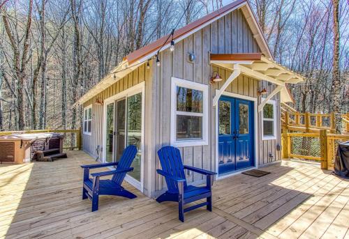 Gatlinburg - Pigeon Forge Ski Chalet | Chasing Fireflies Treehouse, Hot Tub, WIFI, As seen on Barnwood Builders!