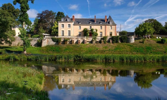 Nazelles-Negron Bed & Breakfast | Chateau de la Huberdiere