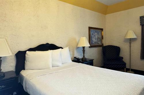 Bloomington Hotel | Chateau Hotel and Conference Center