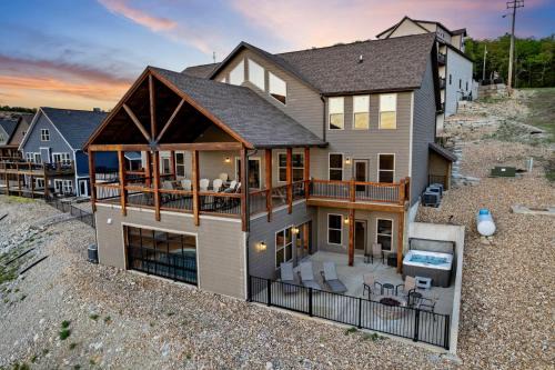 Table Rock House | Chateau on the Cove