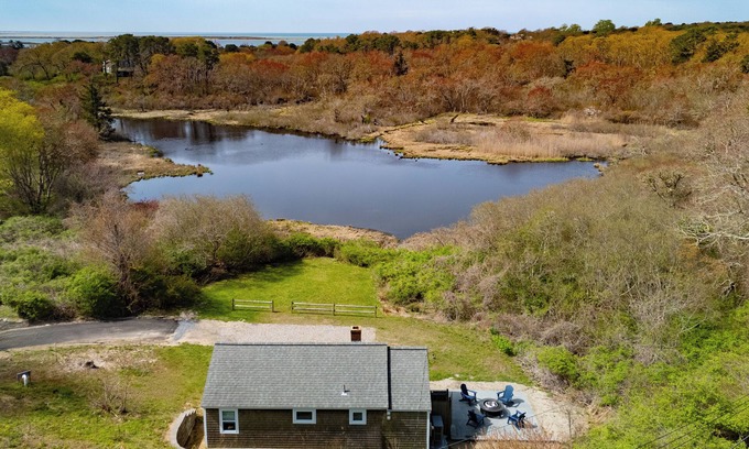 Chatham House | Chatham Pond Side Cottage 2-bedroom with AC