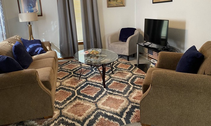 Baytown House | Cheerful 1 bedroom recently updated and conveniently located.