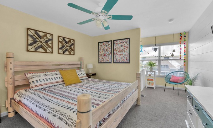 Navarre Beach House | Cheerful 1BR on the Island w/King Bed