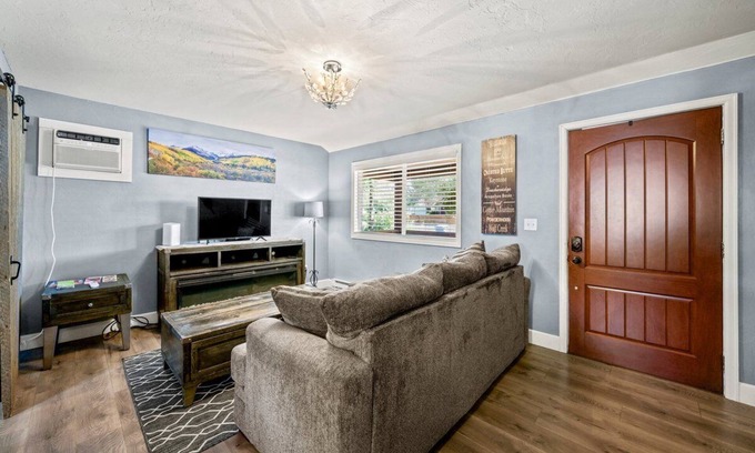 Montrose Cabin | Cheerful 2 bedroom cabin close to the hospitaln
