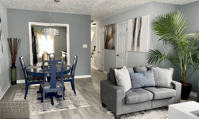 Westover House | Cheerful 2-Bedroom Townhouse 5-7 minutes to Everything