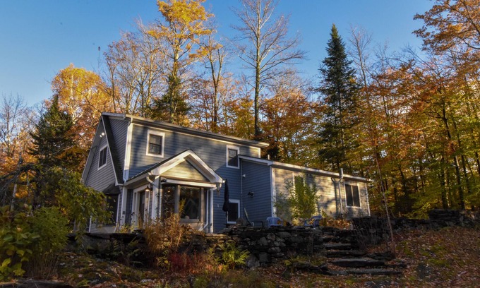 Warren House | Cheerful 3 bed/2.5 bath home w/hot tub - sleeps 9