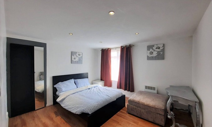 Colchester House | Cheerful 3-Bed House with Free Parking- Colchester
