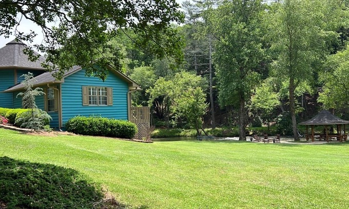 Ellijay Cabin | Cheerful 3 bedroom relaxing riverfront cabin with outdoor jacuzzi and Tv