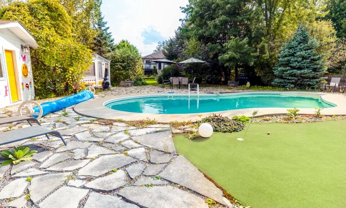 Wasaga Beach House | Cheerful 4-bedroom Cottage with Outdoor Pool , short drive to Wasaga Beach