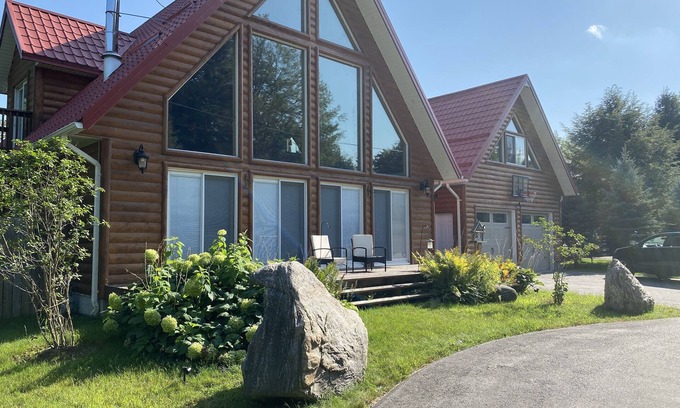 Tiny Cottage | Cheerful 4 bedroom cottage retreat, close to beach