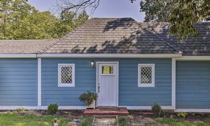 Boyd Tavern House | Cheerful and Bright Cottage with Pond View