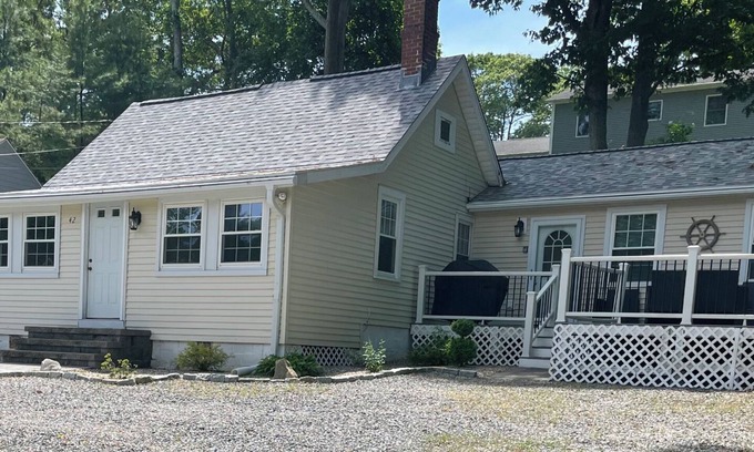 Niantic House | Cheerful Beachouse for your relaxing npleasure.