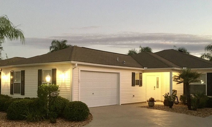 Sabal Chase Villa | Cheerful, Courtyard Villa Close to Lake Sumter Landing, Walk to Pool, Yamaha GC