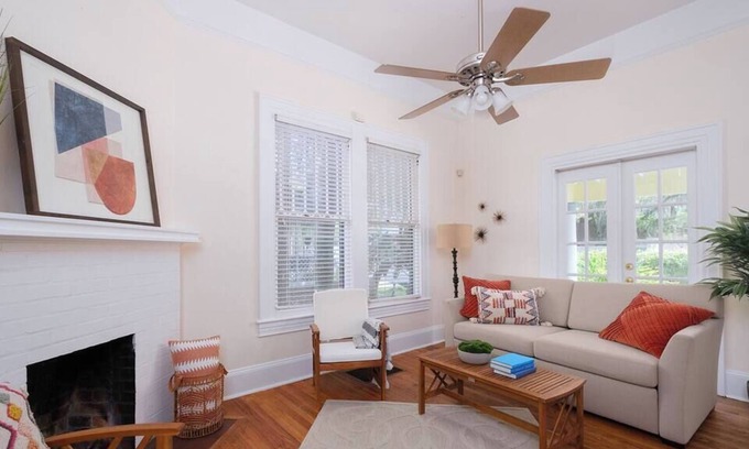 University Heights House | Cheery Downtown Duplex- 2 BR- Close to UF/ Shands