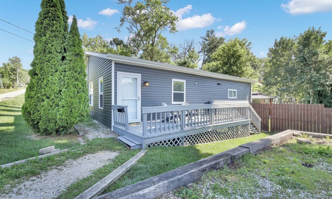 Como House | Chef's Kitchen and Hot Tub at Nymph's Haven