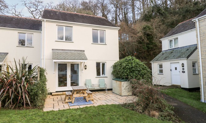 Falmouth House | CHELLOWDENE COTTAGE, family friendly, with a garden in Falmouth