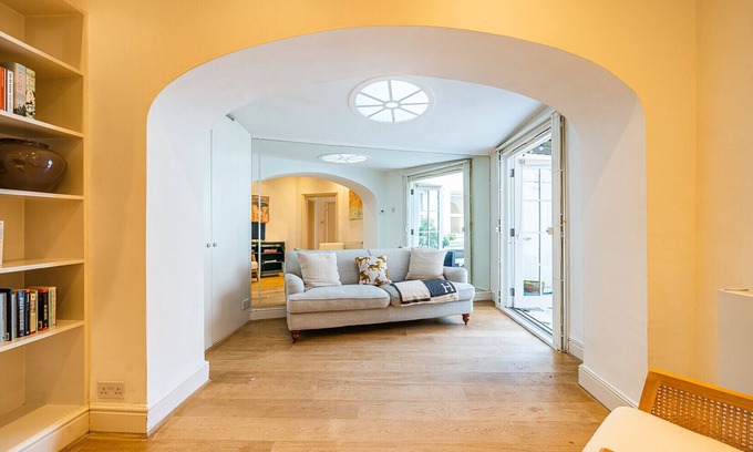 Courtfield Apartment | Chelsea pad in great location off Fulham Road