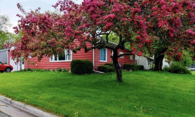 Sturgeon Bay House | Cherry Corner Cottage-Vintage 3 Bedroom Home *instant booking*
