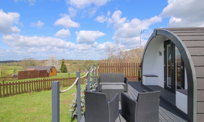 Lyth Hill Cottage | CHERRY POD 2, pet friendly, with a garden in Meole Brace