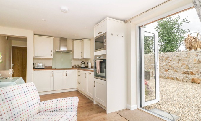 Kilmington Cottage | CHERRY TREE LODGE, family friendly in Kilmington, Devon