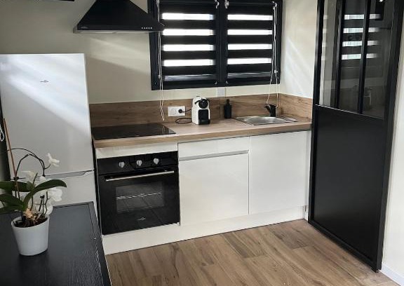 Decines-Charpieu Apartment | Chez Annick, studio proche tram, Groupama Stadium, LDLC Arena