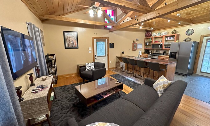 Scott House | Chez Le Fleur: A cozy 2-bedroom home in Scott, LA