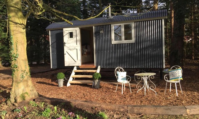 Holt House | Chez Marguerite Luxury Shepherd's Hut