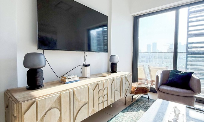 Jumeirah Village Circle House | Chic 1-bedroom apartment with WiFi, AC in amazing Dubai
