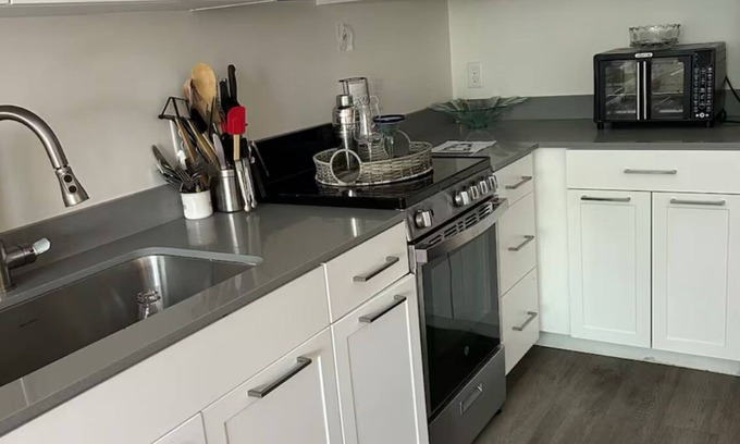 Mill River Apartment | Chic 1-bedroom with WiFi, AC, fitness room in awesome New Haven